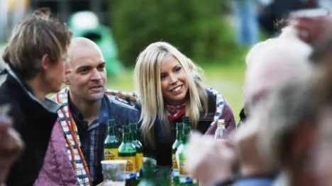 Under täcket. Jim Berg och Emma Törmä planerade inte att sova över men var väl förberedda för en kylig sommarkväll.