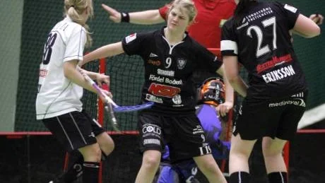 Anna Nilsson oroar framför Bodens mål, men den här gången blev det inget mål. Öjebyn förlorade JDM-finalen med 2-3, men hade ett ribbskott i matchens sista sekund.