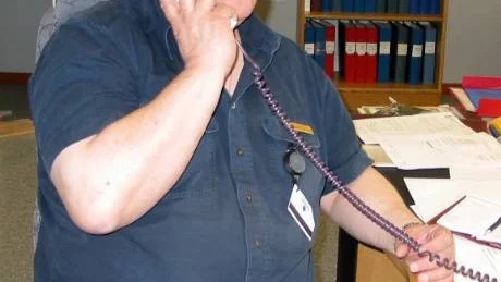 Torgny Karlsson jobbar halvtid som assistent på polisstationen i Älvsbyn. När han går på semester i sommar stängs stationen i sju veckor, eftersom det enligt ledningen i Luleå inte finns pengar till en vikarie.
