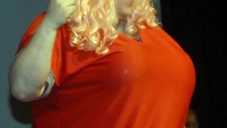 I år gästas till och med showen av välutrustade Pamela Anderson - även om Pamela i ärlighetens namn påminner en del om stjärnteaterskådisen Anders Lundberg.