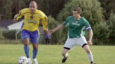 Älvsbyn, med lagkaptenen Tony Engman, var steget efter i division 3-matchen mot Ohtana/Aapua. Förlusten betyder att Älvsbyn är inbladet i bottenstriden.