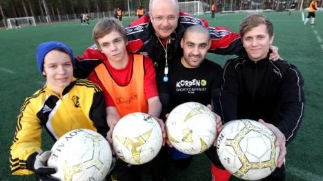 Torvald Wikström är tillbaka som fotbollstränare, nu i Norrfjärdens IF. Här är Torvald med fyra nya spelare för året, från vänster Lars Ullberg, Mattias Lindström, Samir Taraj och Anton Grundström.
