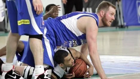 Storleken har inte alltid betydelse i basket. Jonas Åkesson, 210 centimeter, tog inte en retur under matchen och fick ge sig mot Gee Gervin och hans Norrköping.