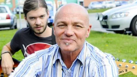 Kultur- och fritidschefen Kjell Tegnelund kommer att leda den nya kulturskolan. Här tillsammans med nyanställde musikläraren Joel Arveson i bakgrunden.