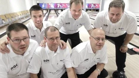 Piteå BK är ett lag med massor av rutin. Den här sextetten, bakre raden från vänster: Stephan Berglund, Jan Bengtsson och Carl Wikhede, Stefan Snell (främre raden, till vänster), Tommy Nordkvist och Kurt Pettersson har tillsammans spelat bowling i inte mindre än 185 år!