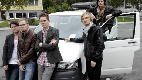 Fem goda vänner i en minibuss gjorde blixtvisit i Piteå på onsdagen. Ailucrash åker på promotionturné genom landet i kölvattnet av filmen "Jag saknar dig" och ett färskt debutalbum. Från vänster Viktor Mattsson, gitarr, Kai Israelsen, bas, Anton Karlström, trummor, Tom Israelsen, gitarr, och Ludvig Nilsson, sång.
