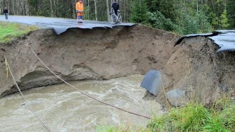 Vid halvniotiden på fredag morgon, strax efter att skolbussen till Älvsbyn passerat, svämmade Kisträskbäcken över och skar av en stor del av vägen mellan Nystrand och Nybyn. Det innebär att cirka 100 hushåll i Nybyn är delvis isolerade.