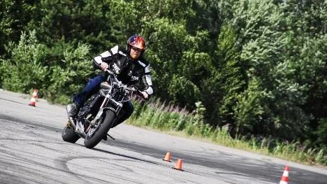 Sune Andersson är en av väldigt få som kör trix med en Triumph Rocket. Den väger cirka 200 kilo mer än en vanlig motorcykel.