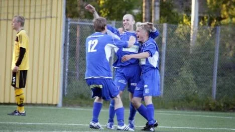 Robert Bergvall (i mitten) satte 2-0-målet för Storfors AIK borta mot Malå. (Arkivbild)