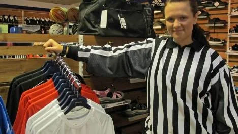 Nej, domartröjan som Gabriella Grahn (på PTs begäran) dragit på sig på Älvsby Sport & Fritid är inte till salu. Den ska hon använda i Slovakien på sitt första internationella uppdrag som enda svensk huvuddomare på High Performance Camp den 5-12 juli.