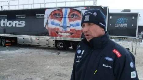 Det blev ingen munter tisdag för svenska skidlandslagets vallachef, Larry Poromaa. Johan Olsson var bäste svensk - på en 17:e plats. Samtliga svenskar hade dåligt glid och fäste.