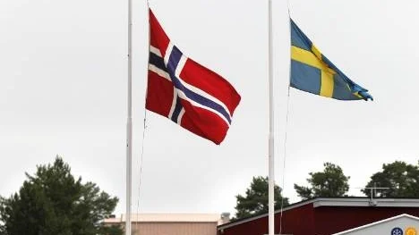 Både norska och svenska flaggan stod på halvstång vid entrén till Pite havsbad som har en stor andel norrmän bland sina turister.