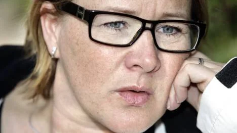 Maria Stenberg (S), riksdagsledamot i arbetsmarknadsutskottet och LO-distriktets ordförande, sågar regeringens arbetsmarknadspolitik. Hon kallar jobb- och utvecklingsgarantin för en gigantisk bluffreform.