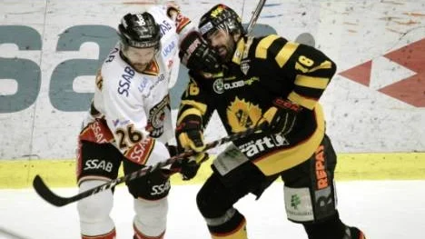 Luleås Mats Lavander i en tät närkamp med Skellefteås Ivan Majesky.