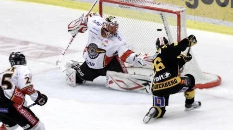 Här sitter 1-0 för Skellefteå AIK i den femte semifinalmatchen mot Luleå. En omarkerad Anders Söderberg kan enkelt trycka in pucken och som synes är Anders Nilsson helt chanslös.