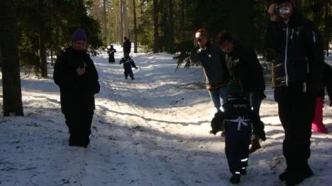 Påhejande föräldrar längs spåret.