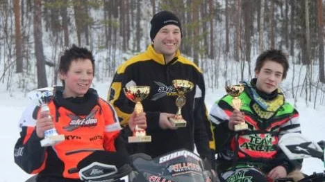 Tre vinnare i Vitådalsracet, från vänster Emil Hansson, Älvsbyn, Roine Persson, Arvidsjaur, och Albin Lundqvist, Arvidsjaur. Emil och Albin är också klar för finalen i Sverige Cupen på söndag.