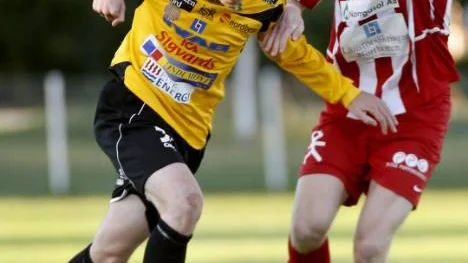 Linus Johansson höll till på Piteås mittfält och gjorde sitt bästa för att stoppa Andreas Olofsson. Men Infjärdens anfallare var briljant och nätade två gånger.