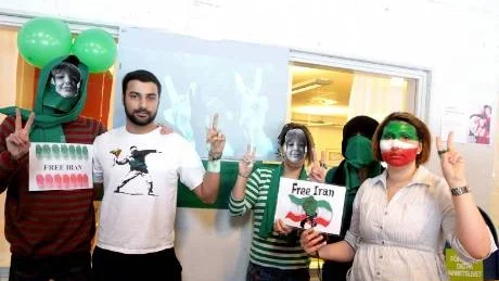MANIFESTATION. Studenterna från Iran, på Luleå tekniska universitet, vill uppmärksamma på situationen i landet. "Vi vill fortfarande inte bli styrda, vi vill ha vår personliga integritet kvar. Vi vill fira våra barns födelsedagar och spela musik utan att polisen kommer", säger talesmannen Kyan Tahmaseb. Foto: Linn Kangas Fantenberg