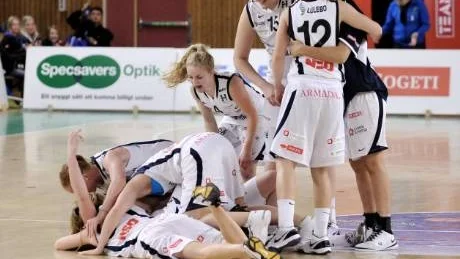 Glädjeyra. Hela laget sprang till Elin Söderström för att gratulera och fira segern.Foto: Mats Bengtsson