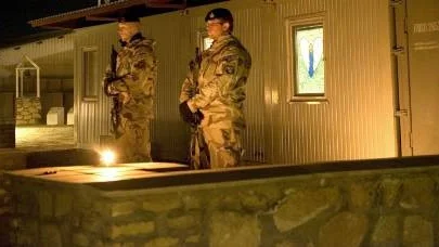 tolken hedrades. Svenska soldater stod som hedersvakt utanför den lokal där den stupade tolken låg under natten. Den stupade afghanske tolken tjänstgjorde med det svenskfinska förbandet. Förbandspräst Bo Ekstrand tillsammans med överste Olof Granander, chef för det svenskfinska PRTt ledde i går en ceremoni för att hedra honom. Foto: Henrik Klingberg/FS17/Försvarsmakten