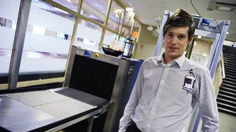 FÖRBERED DIG. Robert Jonsson, säkerhetsansvarig, uppmanar julresenärerna att redan i kön till kontrollen lägga mynt, klockor, telefoner och nycklar i ytterjackan eller handbagaget.