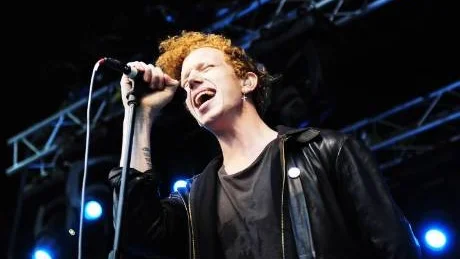 bara en gång. Trots publikens skanderande så spelar Erik Hassle bara Hurtful en gång.