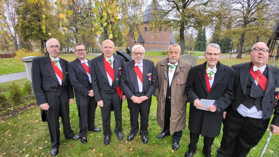 Mångåriga medlemmar i Thalias Vänner vid 100-årsfirandet vid Gideon Wahlbergs grav. Från vänster Sven Käll, Göran Weghammar, Anders Ståhl, Jan Lundqvist, Lars Nord, Leif V Eriksson och Claes Jönsson.