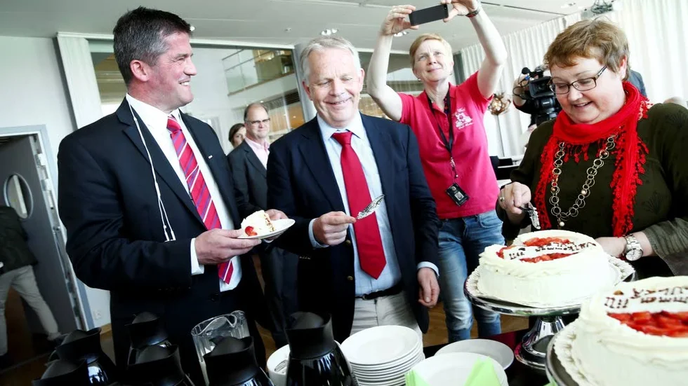 Inte klar. Ilija Batljan, vice vd Rikshem och Jan-Erik Höjvall, vd Rikshem, låter sig bjudas på tårta av kommunalrådet Yvonne Stålnacke. Det var i juni men affären är ännu inte formellt klar.