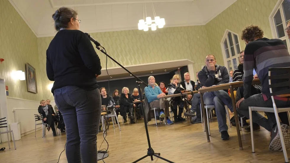 Oro. Många samlades i Blackis för att diskutera Svartöstadsskolans framtid.