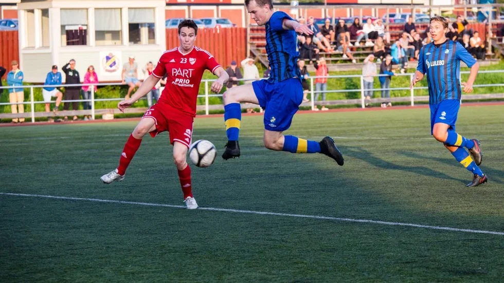Full fart. Jesper Olsson blev matchhjälte när han ordnade straff och gjorde två mål när Lira serverade serieledaren IFK Kalix deras första förlust för säsongen.