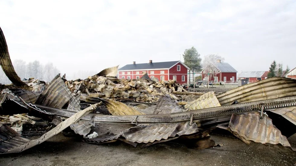 Saknas. En person saknas fortfarande efter branden i gruppboendet i Norra Bredåker. Under söndagen undersökte polishund platsen, men det gav inga besked.