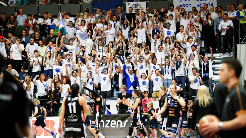 Vild supportrar. Luleå Baskets publiktryck verkar vara så enormt att Den vita klacken tvingas flytta på sig.