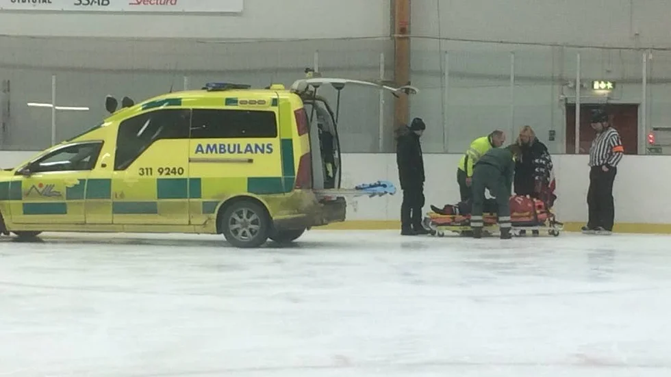 Skadad. Nora Rönnbäck föll handlöst med ryggen före in i sargen. Efter 20 minuter så transporterades hon till Sunderby Sjukhus med ambulans.