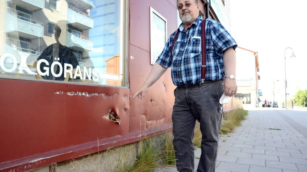 Fasadskada. "Vi är väldigt irriterade på att ingen tar ansvar", säger Roger Strömberg.