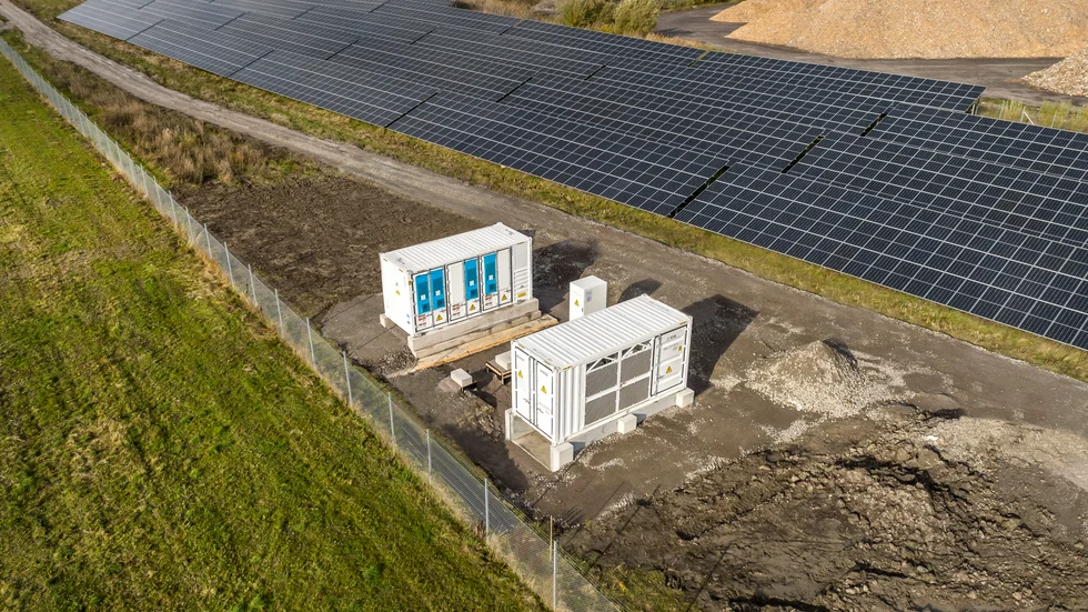 Solcellsparken vid E4 i Linköping är en av Sveriges största. Nu har den fått sällskap av två containrar med batterier.