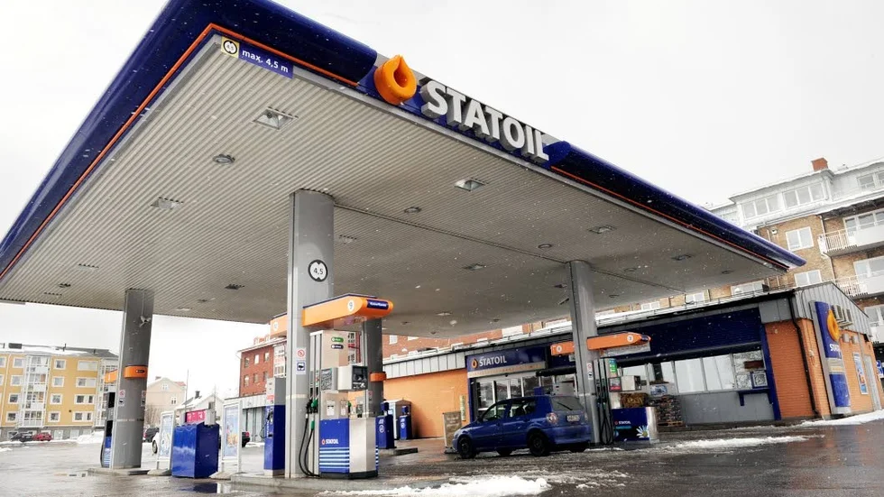 Skumattack. På söndagen dök en riktig "skummis" upp på Statoilmacken och tömde en brandsläckare inne i butikslokalerna. En kund lyckades brotta ned den drogpåverkade mannen och hålla fast honom till dess polis dök upp.