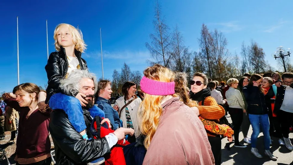 Dansens Hus. En flashmob arrangerades utanför landstingshuset i går som stöd för Dansens Hus. Samtidigt avslog landstinget stödet för professionell dans. Debattören Marianne Söderberg uppmanar till fortsatt engagemang. Goncalo Marques och Felix Remahl-Despringliger åkte hela vägen från Arvidsjaur för att vara med i dans-demonstrationen.