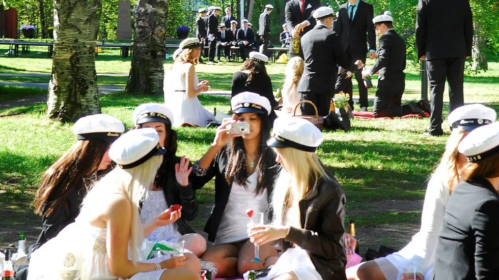Alkoholförbud. Ett gott råd till alla som överväger en champagnefrukost i Luleå stadspark under examensfirandet: tänk på att det råder ett alkoholförbud i hela Luleå centrum.