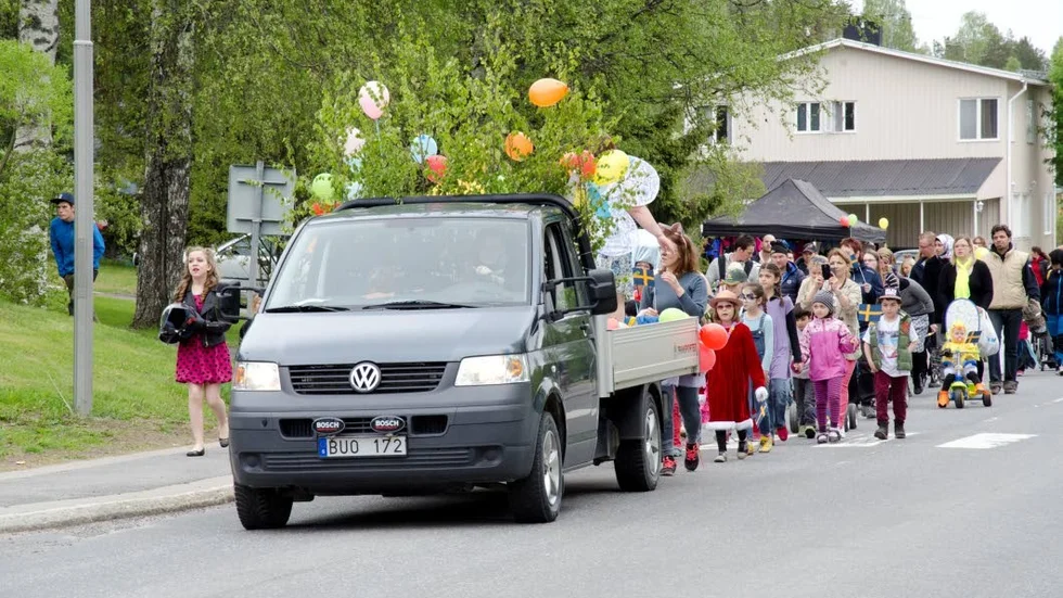 Tågade. Vid lunchtid drog en karneval genom Harads för att manifestera Haradsdagen 2015.