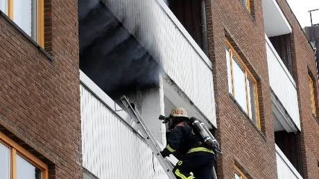 EVAKUERDES. Samtliga boende evakuerades och huset, som inrymmer 32 lägenheter, spärrades av.