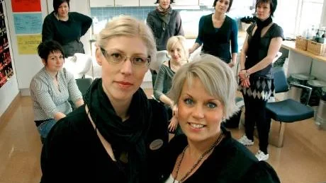 I NY FORM. Utbildningen har gjorts om och fick nyligen förnyat tillstånd. Magdalena Öström och Pilvi Ryökkynen med några av frisörstuderandena  i bakgrunden.