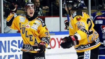 JUBEL. En permanent bild numera. Linus Omark jublar efter ett av sina två mål.