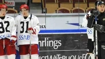 ersättare. Victor Ahlström (nummer 32) och hans bror Oscar Ahlström (31) var på besök i Luleå under helgen för att bekanta sig med elitserieklubben och träna med laget. Efteråt var tvillingarna nöjda med vad de fått se. "Hittills har allt varit bra i Luleå", sa de. Foto: ANDREAS WÄLITALO