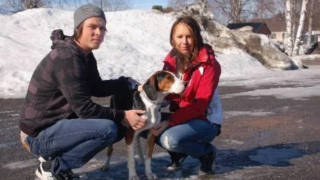 HEMMA IGEN. Dennis Risberg Åström och flickvännen Cecilia Nilsson är glada att hunden Whiskey kommit till rätta och vill tacka allmänheten för all hjälp.