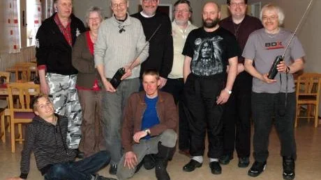 STYRELSEN. Styrelsen och webbmaster i återuppståndna Fyrkantens radioklubb 27 MHz. Fr.v. Lennart Sandström, Maj-Lis Rönnqvist, sekreterare, Ulf Rönnqvist, ordförande,  Lars Olofsson, Kenneth Karlsson, Krister Lundberg, Staffan Markström, Sven-Olof Nyman. Sittande yngste medlemmen Peter Lundberg, knästående Jussi Kontu.
