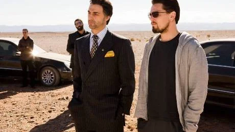 ÖKEN-CIA. Hani Salaam (Mark Strong) och Roger Ferris (Leonardo DiCaprio) träffas i öknen.