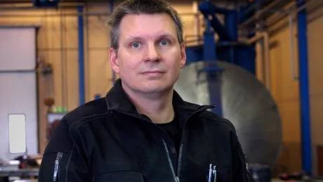 VAR TREDJE FÅR GÅ. Tomas Jonasson är platschef på företaget GMKAB i Kiruna. Den största kunden heter LKAB och redan i oktober började GMKAB att märka av finanskrisen. I morgon får en tredjedel av de anställda gå.
