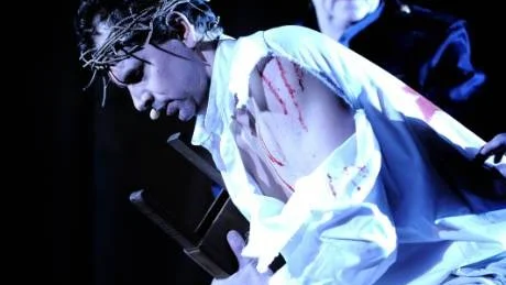 PÅ GOLGATA. Jesus, värdigt gestaltad av Tord Brokvist, går sin vandring längs Golgata.Foto: PETRA ISAKSSON