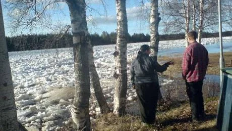 KOLL. Pär Lehmivaara och Evelina Nilsson håller koll på isen vid campingen i Juhonpieti.